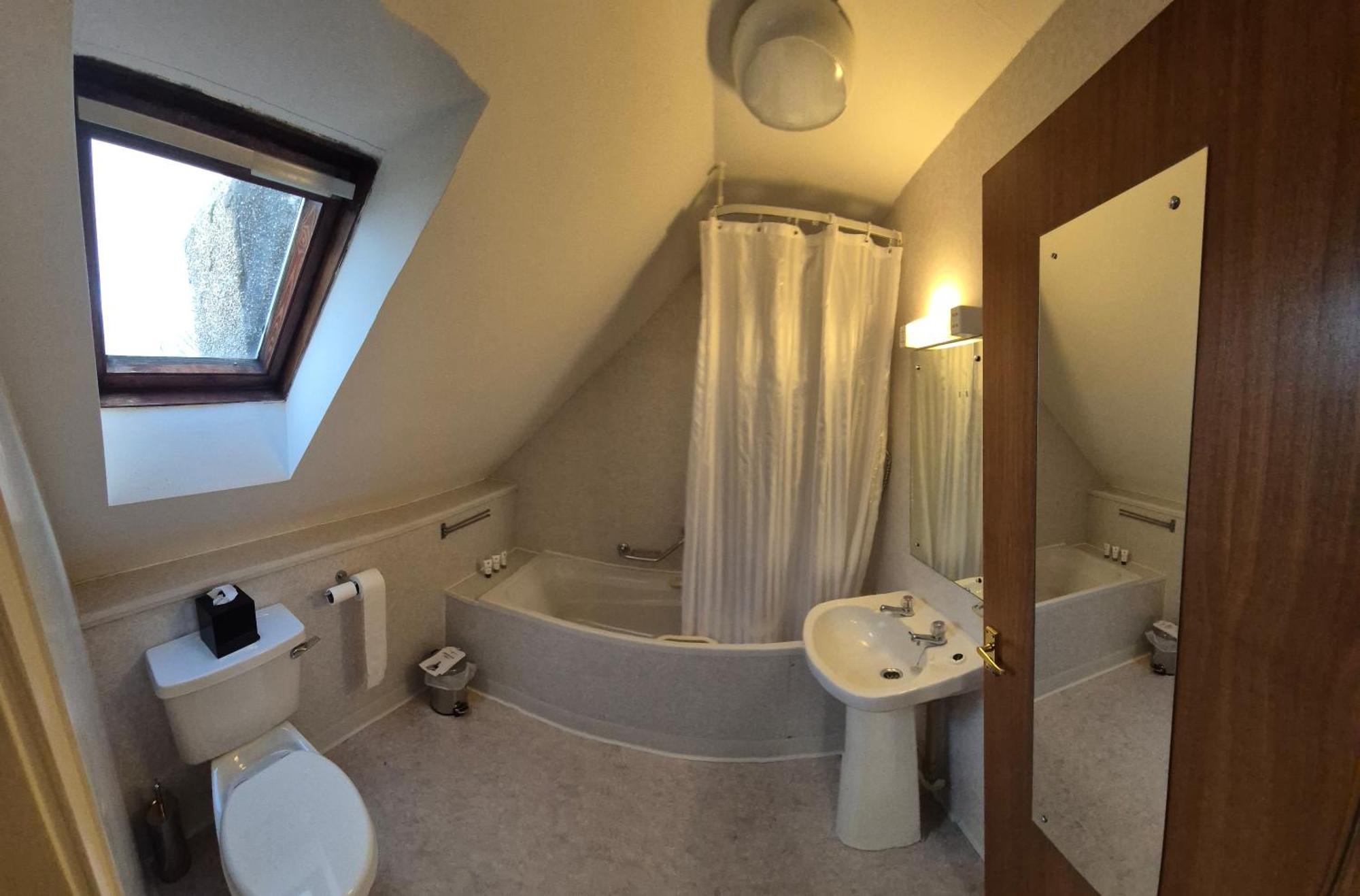 Doune Braes Hotel Breasclete Экстерьер фото