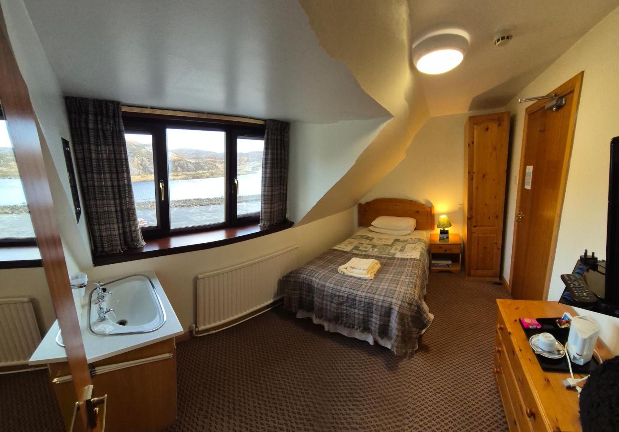 Doune Braes Hotel Breasclete Экстерьер фото